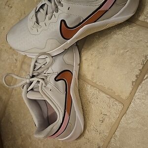 Nike women's Essential 2